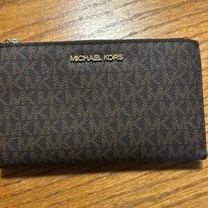 Micheal Kors wristlet